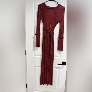Elegant pleated burgundy gown that is so flattering on!